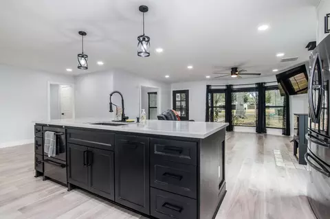 712 Clarence St, Tomball, TX 77375