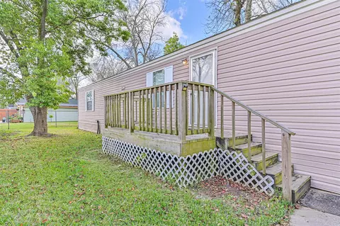 4702 10th St, Bacliff, TX 77518