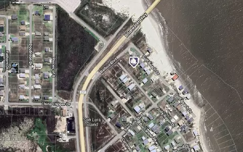 000 Jolly Roger Dr, Freeport, TX 77541