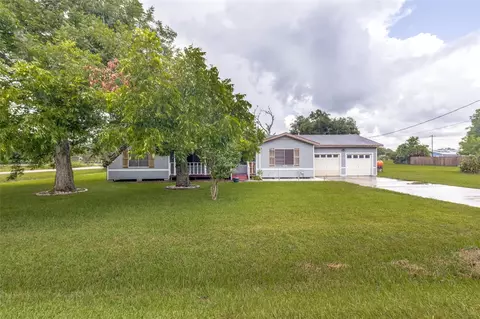 302 Bowie St, West Columbia, TX 77486