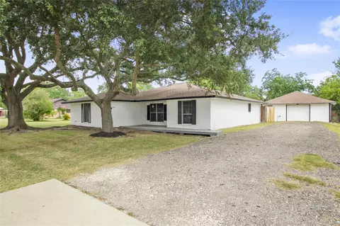 615 S 7th St, La Porte, TX 77571