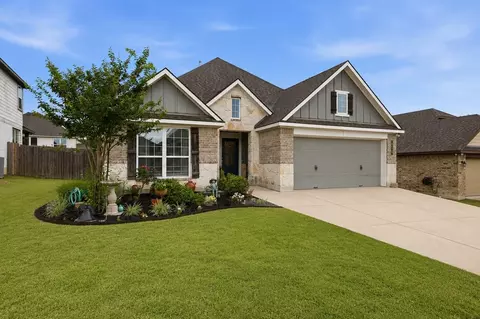 Exterior - 915 Farm Path, Brenham, TX 77833 photo 2 of 5