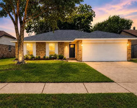906 River Creek Dr, La Porte, TX 77571