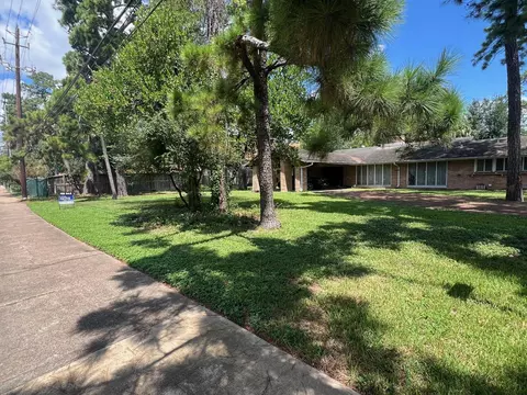 9302 Memorial Dr, Houston, TX 77024