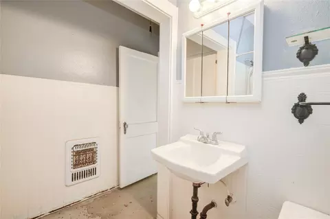 Bath - 508 E 2nd St, Sweeny, TX 77480 photo 5 of 5