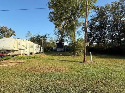 106 Lake Dr, Holiday Lakes, TX 77515