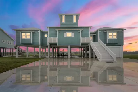 696 Villa Dr, Crystal Beach, TX 77650