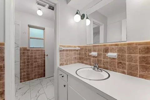 Bath - 26215 Oakhurst Dr, Spring, TX 77386 photo 1 of 2
