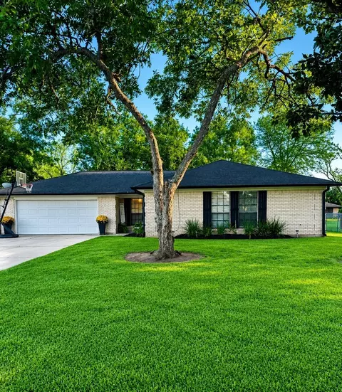 1457 Camellia Dr, Sweeny, TX 77480
