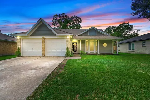 305 Seacrest Blvd, League City, TX 77573
