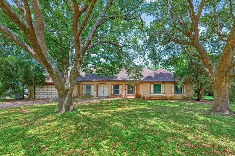 1 Shantilly Ln, Bay City, TX 77414