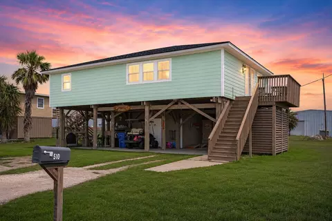 510 Oyster St, Surfside Beach, TX 77541