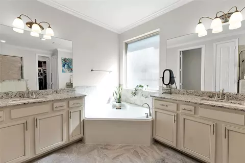 Bath - 1015 Ginger Glade Ln, Pinehurst, TX 77362 photo 2 of 4