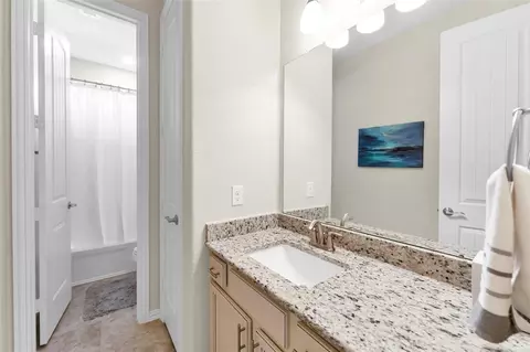 Bath - 1015 Ginger Glade Ln, Pinehurst, TX 77362 photo 4 of 4