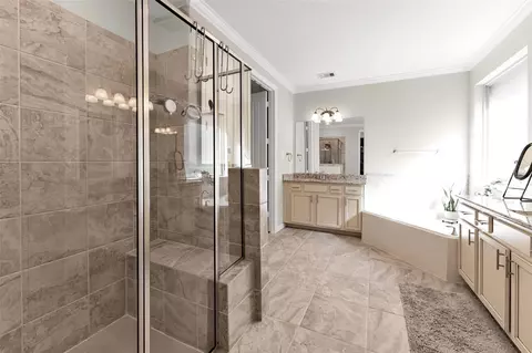 Bath - 1015 Ginger Glade Ln, Pinehurst, TX 77362 photo 3 of 4