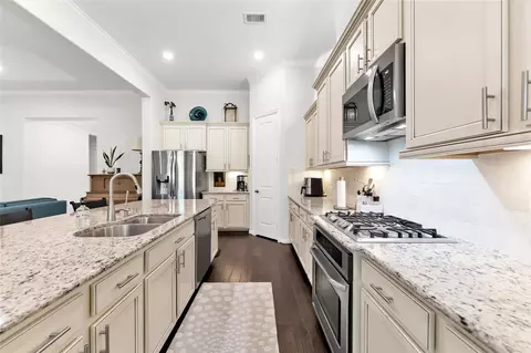 Kitchen - 1015 Ginger Glade Ln, Pinehurst, TX 77362 photo 2 of 3