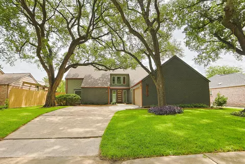 1315 Warwickshire Dr, Houston, TX 77077