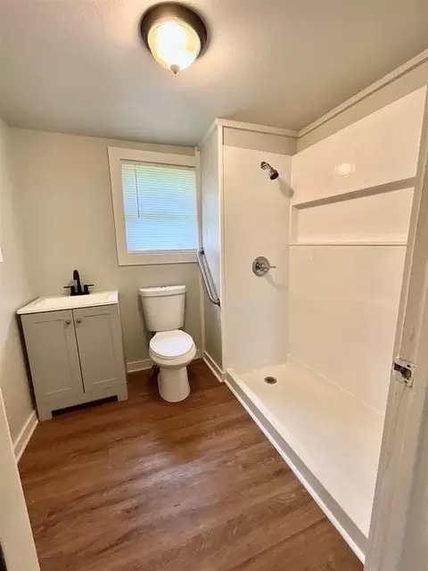 Bath - 655 N 2nd St, Silsbee, TX 77656 photo 1 of 3