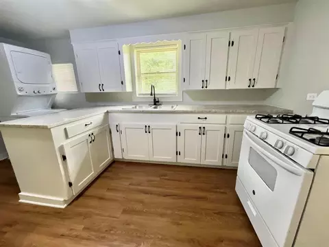 Kitchen - 655 N 2nd St, Silsbee, TX 77656 photo 4 of 5