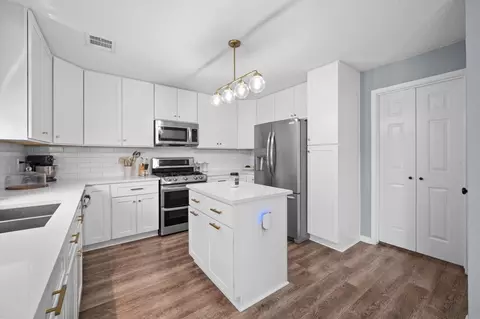 Kitchen - 11906 Helene Ct, Pinehurst, TX 77362 photo 3 of 6