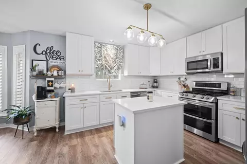 Kitchen - 11906 Helene Ct, Pinehurst, TX 77362 photo 4 of 6