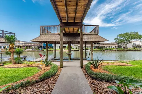 70 Tarpon St, Bayou Vista, TX 77563