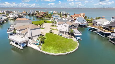547 Sunset Cir, Tiki Island, TX 77554