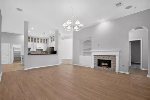 Living - 62 S Bardsbrook Cir, Spring, TX 77382 photo 2 of 4