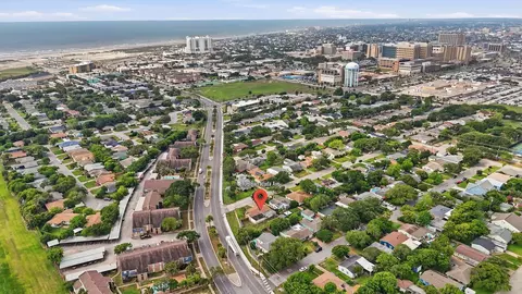 106 Barracuda Ave, Galveston, TX 77550