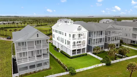 2425 E Seaside Dr, Galveston, TX 77550