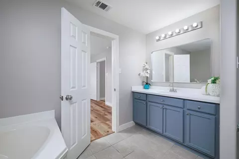 Bath - 10232 Tate Ct, Conroe, TX 77385 photo 2 of 4