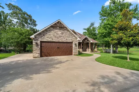 636 W Lake Dr, Livingston, TX 77351