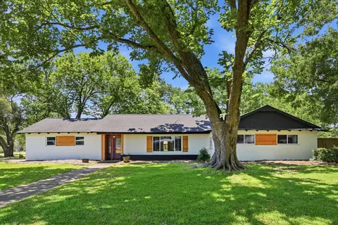 101 W Larkspur Dr, Alvin, TX 77511