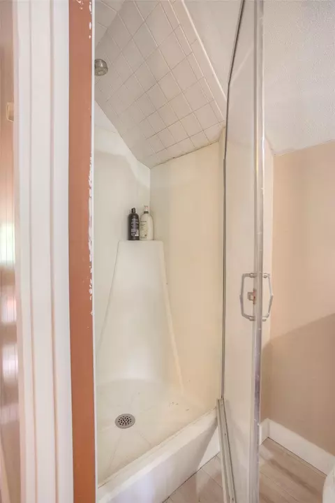 Bath - 130 S Oak Bluff Dr, Trinity, TX 75862 photo 2 of 4