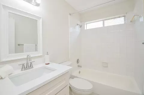 Bath - 22819 Pebworth Pl, Spring, TX 77373 photo 3 of 3