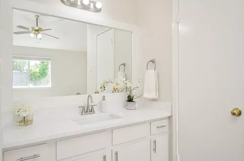 Bath - 22819 Pebworth Pl, Spring, TX 77373 photo 1 of 3