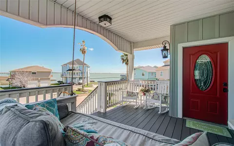 215 Lokai St, Tiki Island, TX 77554