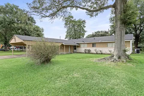 135 Ferndale Ln, Beaumont, TX 77707