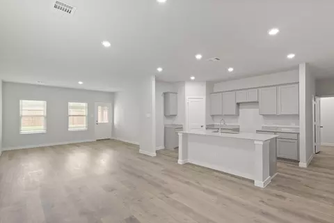 Living - 506 Shoreview Dr, Conroe, TX 77303 photo 2 of 4