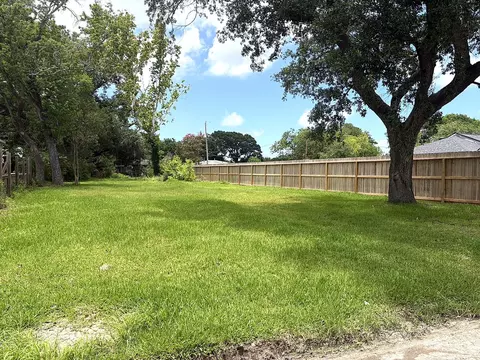 2930 3rd Ave N, Texas City, TX 77590