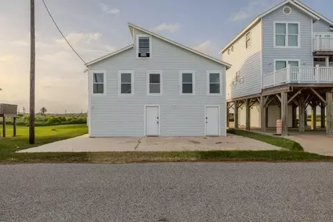 207 Beachfront Dr, Matagorda, TX 77457