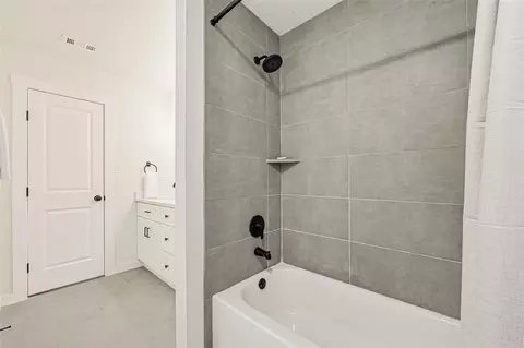 Bath - 5206 Springton Ln, Spring, TX 77379 photo 3 of 3