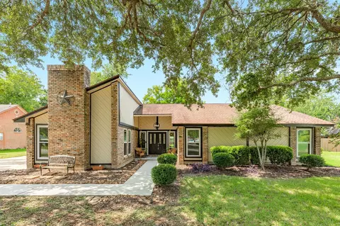 54 Royal Oak Cir, Lake Jackson, TX 77566