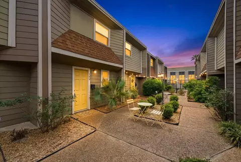 424 15th St #109, Galveston, TX 77550