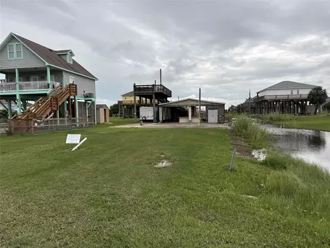 947 S Selwyn Rd, Crystal Beach, TX 77650
