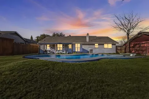 2828 Elk Grove Rd, Carrollton, TX 75007