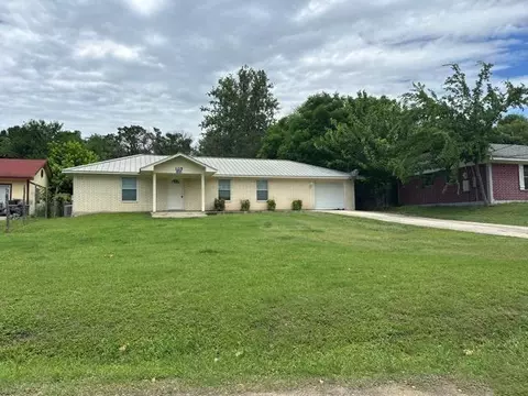 105 6th St, Ingram, TX 78025
