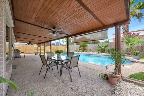 109 Country Ln, League City, TX 77573