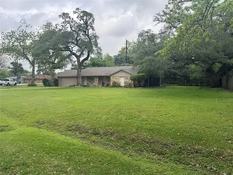 9386 Livernois Rd, Houston, TX 77080