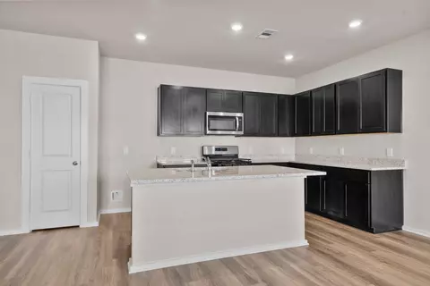 Kitchen - 3526 Cardinal Pointe Dr, Angleton, TX 77515 photo 4 of 5